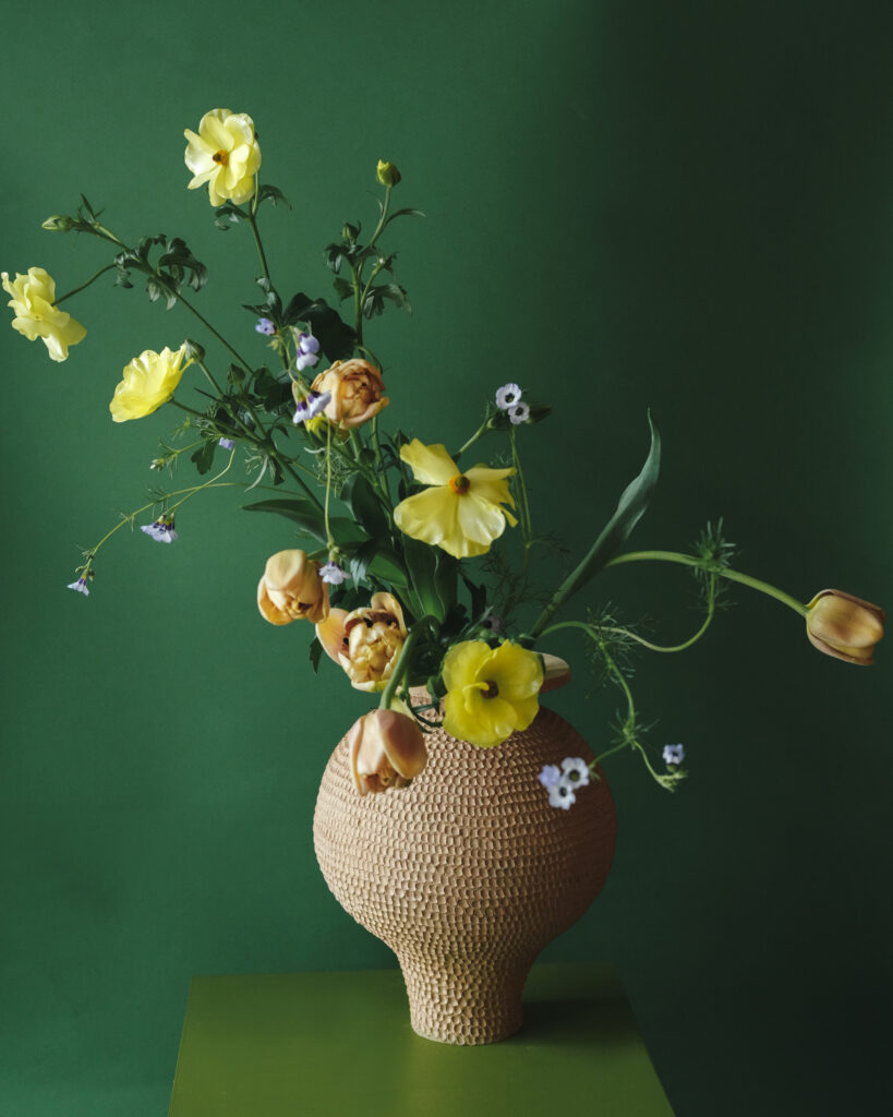 Belles fleurs dans un vase texturé