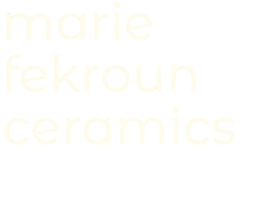 Marie en tenant un vase noir